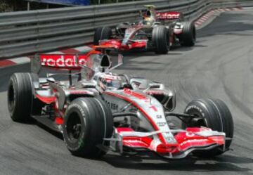 Uno de los campeonatos más difíciles en la carrera de Fernando Alonso. Con un polémico y apretado final de temporada, el finlandés Kimi Raikkonen arrebató por un punto el título al debutante Lewis Hamilton y al piloto asturiano.