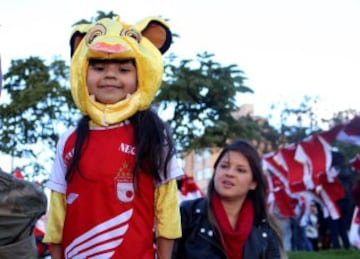 Marea roja: Los hinchas vivieron la novena de Santa Fe