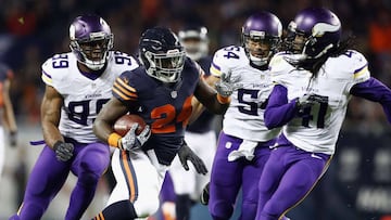 CHICAGO, IL - OCTOBER 31: Jordan Howard #24 of the Chicago Bears runs with the ball during the first half against the Minnesota Vikings at Soldier Field on October 31, 2016 in Chicago, Illinois. Elsa/Getty Images/AFP
== FOR NEWSPAPERS, INTERNET, TELCOS & TELEVISION USE ONLY ==