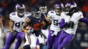 CHICAGO, IL - OCTOBER 31: Jordan Howard #24 of the Chicago Bears runs with the ball during the first half against the Minnesota Vikings at Soldier Field on October 31, 2016 in Chicago, Illinois.   Elsa/Getty Images/AFP
 == FOR NEWSPAPERS, INTERNET, TELCOS &amp; TELEVISION USE ONLY ==