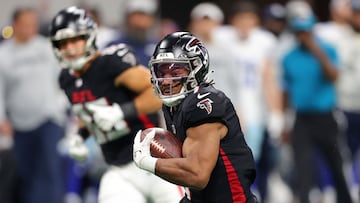 ATLANTA, GEORGIA - NOVEMBER 03: Bijan Robinson #7 of the Atlanta Falcons runs the ball during the fourth quarter against the Dallas Cowboys at Mercedes-Benz Stadium on November 03, 2024 in Atlanta, Georgia. Kevin C. Cox/Getty Images/AFP (Photo by Kevin C. Cox / GETTY IMAGES NORTH AMERICA / Getty Images via AFP)