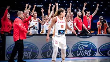 El banquillo español celebra una canasta contra Rusia durante el partido de cuartos del Eurobasket.