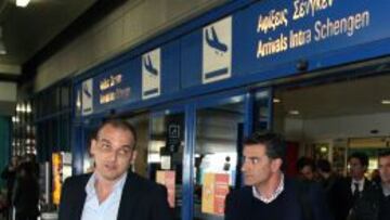M&iacute;chel, en el aeropuerto de Atenas con Darko Kovacevic.