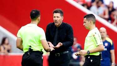 Simeone habla con los colegiados sobre la expulsión de Sorloth.