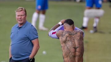 Ronald Koeman y Memphis Depay. Confirma su marcha del Atl¨¦tico.