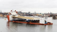 Chinese special vessel with five giant cranes arrives at European island to refuel and exhausts 3,140 tons of fuel