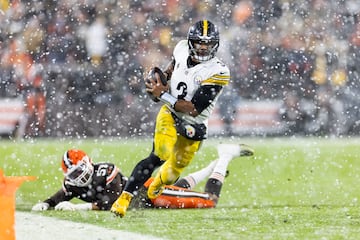 Al final del tercer cuarto, comenzó a nevar en el Huntington Bank Field Stadium de Cleveland.