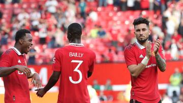 Bailly, de espaldas, y Telles celebran un gol en un amistoso de esta pretemporada.