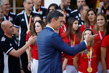 La visita de las campeonas del mundo a Pedro Sánchez en imágenes