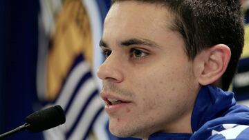 El centrocampista de la Real Sociedad Luca Sangalli, recuperado del ictus leve que le retiró temporalmente de la competición, durante la rueda de prensa que ha ofrecido hoy en San Sebastián.