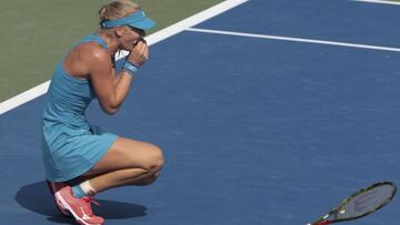 MEL. Mason (United States), 19/08/2018.- Kiki Bertens of The Netherlands celebrates her win against Simona Halep of Romania during the finals of the Western &amp; Southern Open tennis tournament at the Lindner Family Tennis Center in Mason, Ohio, USA, 19 