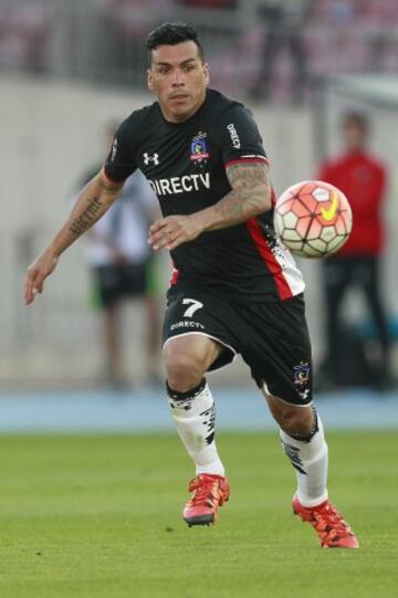 Decimotercera fecha, Campeonato de Apertura 2015.
El jugador de Colo Colo Esteban Paredes juega el baln contra Palestino durante el partido de primera divisin en el estadio Nacional de Santiago, Chile.