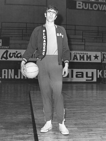 El mismo da que Gento, tambin falleci Lorenzo Alocn, otro jugador con pasado blanco, en este caso en baloncesto. El pvot zaragozano jug en el Real Madrid entre los a?os 1961 y 1963, en los que gan dos Ligas y una Copa de Espa?a, pero sobre todo pas a la historia por la autocanasta, una pcara jugada ideada por su entrenador, el mtico Pedro Ferrndiz, para evitar una prrroga en Varese que hubiera complicado la clasificacin del equipo en la Copa de Europa. Aquella inesperada maniobra oblig a cambiar despus el reglamento del baloncesto. Alocn tambin fue 69 veces internacional, con presencias en los Eurobasket de 1961 y 1969, y en los Juegos Olmpicos de 1968. Falleci en Barcelona, a los 84 a?os de edad.