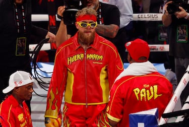 Jake Paul camina hacia el ring antes de su pelea de peso pesado contra Anthony Joshua.