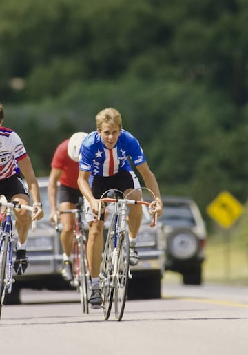 Antes de su oro, el propio Greg LeMond también fue pionero para los norteamericanos, siendo el primer ‘no europeo’ que logró subir al podio en un Mundial. Fue en Goodwood (Reino Unido) en el año 1982, cuando el estadounidense obtuvo la medalla de plata. El italiano Giuseppe Saronni se enfundó el arcoíris.