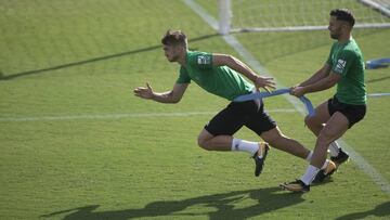 Fabián y Durmisi, durante un entrenamiento del Betis.