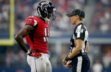 Julio Jones #11 de Atlanta Falcons, habla con la juez de línea Sarah Thomas, durante el partido entre Atlanta Falcons y Dallas Cowboys