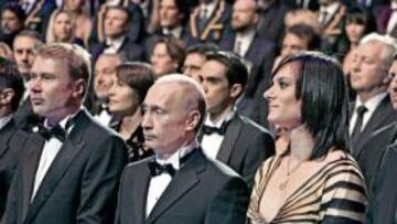 <b>DE GALA. </b>Hakkinen y Nemov, a la derecha de Putin. A su izquierda, Isinbayeva y Becker. Detrás, Contador.