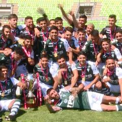 El momento en que Wanderers recibió el trofeo de Primera B