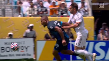 El agarrón de Asencio a Rondón por el que el canterano del Real Madrid fue expulsado en el minuto 7 del partido del Mundial de Clubes contra el Pachuca.