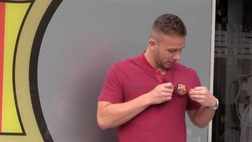 Arthur y sus repetidos besos al escudo del Barça en su primer día