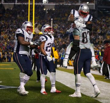 Vaivenes, polémica, y un final de infarto. Así fue el vibrante 27-24 con el que los Patriotas de Nueva Inglaterra derrotaron a los Acereros de Pittsburgh en Heinz Field en uno de los partidos estelares de la semana 15 de la NFL. El encuentro explotó en los minutos finales, con un TD de Deion Lewis seguido por una conversión de dos puntos que dejó el marcador 27-24 con dos minutos por jugar. A la siguiente serie ofensiva, JuJu Smith escapó 69 yardas, pero Jesse James, según los referees, no completó el proceso de recepción que habría significado la remontada a favor de los Steelers.