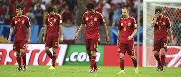 Silva, Busquets, Diego Costa, Iniesta y Xabi Alonso tras uno de los goles de Chile que sentenciaron la eliminaci&oacute;n de Espa&ntilde;a en la fase de grupos de Brasil 2014.