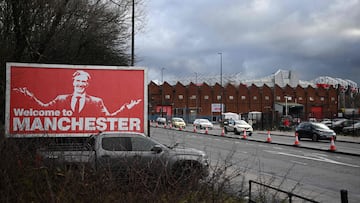 Un cartel que muestra a Sir Jim Ratcliffe se ve fuera del estadio antes del partido de fútbol de la Premier League inglesa entre el Manchester United y el Bournemouth en Old Trafford.