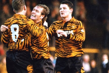 Quizá una de las mayores muestras de que los comienzos de los 90 fueron una época muy dura. El equipo inglés llevó durante 3 temporadas esta camiseta atigrada que bien podría llevar Cher durante un videoclip de la época. Nadie les culpa, en su época debía