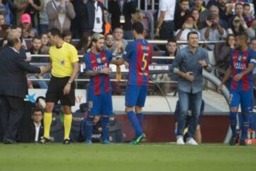 Cambio de Busquets por Leo Messi. 