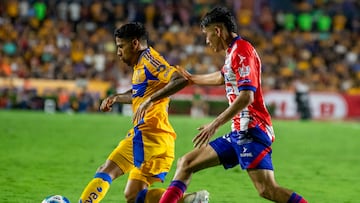 AME9602. MONTERREY (MÉXICO), 13/09/2024.- Javier Aquino (i) de Tigres disputa el balón con Luis Najera de San Luis este viernes, durante un partido correspondiente a la jornada 7 del Torneo Apertura 2024 celebrado en el estadio Universitario, en Monterrey (México). EFE/ Miguel Sierra
