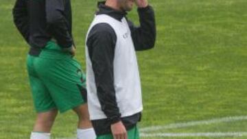 Quini, ayer entrenándose, está entre su agente y su club.