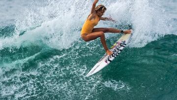 Carla Morera surfeando en Bali