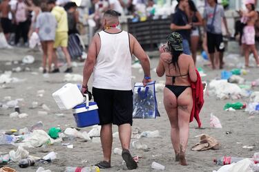 Restos de basura en la playa de La Malagueta de Málaga. 
