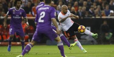 De menos a más en Mestalla. Llegó con el lastre de que no marcaba desde el 1 de mayo y le costó entrar en el equipo, pero ya se ha convertido en pieza importante: marcó al Athletic y también al Madrid, un golazo de volea…