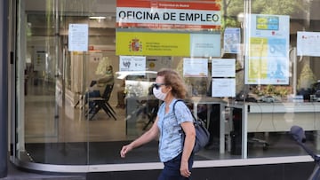 Archivo - Una mujer con mascarilla pasa por una oficina de empleo de Madrid (España), a 2 de septiembre de 2020.