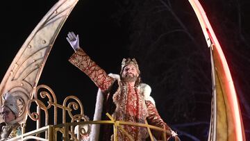 El Rey Gaspar saluda a los niños durante la cabalgata, a 5 de enero de 2024, en Madrid (España). Los Reyes Magos recorren en su tradicional cabalgata el centro de Madrid. El lema del desfile de este año es ‘El regalo de la inocencia’, como homenaje a la sabiduría y la generosidad de los abuelos, y para representar un símbolo de unión y respeto entre generaciones. Es por eso que la carroza que encabeza la cabalgata está dedicada a ellos, y está decorada artesanalmente y con mimbre por personas mayores. Además de esta y las tres carrozas reales, el desfile cuenta con diez más de patrocinadores y colaboradores y una más con la gran estrella de Oriente. La comitiva está compuesta por alrededor de 1.500 personas y se han repartido 1.200 kilos de caramelos.
05 ENERO 2024;CABALGATA;REYES MAGOS;DESFILE;CARROZAS
Alberto Ortega / Europa Press
05/01/2024