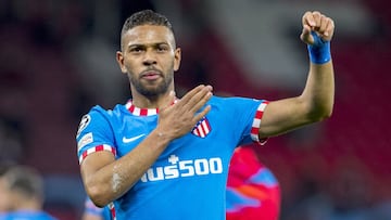 Renan Lodi se dirige a la afición del Atlético tras marcarle al Manchester United.