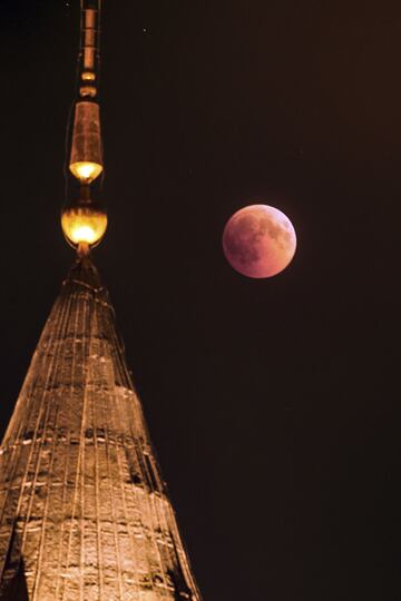 Imagen del eclipse lunar con luna de sangre 2018 sobre un minarete de Estambul, Turquía. 
