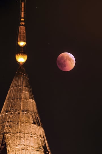 Imagen del eclipse lunar con luna de sangre 2018 sobre un minarete de Estambul, Turquía. 