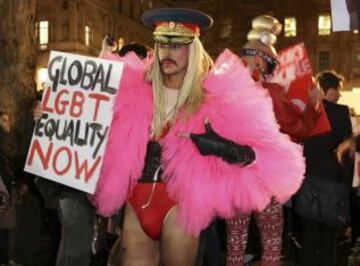 Las protestas contra los Juegos de Invierno de Sochi y en defensa de los derechos de los homosexuales se han sucedido por todo el mundo. En la imagen, un activista enfrente de Downing Street.