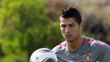 Cristiano se entrena con normalidad sin molestias