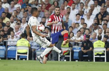 Koke y Casemiro. El Atlético pidió mano en esta jugada.
