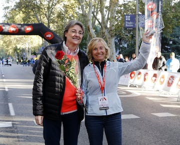 Marta Higueras, teniente de alcalde de Madrid, la atleta Sophie Power y la atleta Carmen Valero
