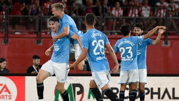 Los jugadores del Celta celebran el gol de Larsen en Almería.