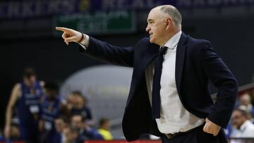 Pablo Laso da instrucciones a sus jugadores durante un partido