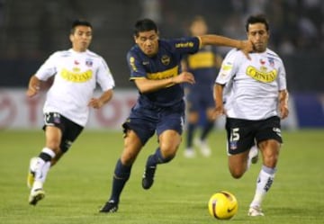 La visita de Juan Román Riquelme al Estadio Monumental en 2008 fue ingrata. Primero porque Colo Colo derrotó a Boca Juniors por 2-0, y segundo por las fuertes pifias e insultos de las cuales fue blanco a lo largo del partido.