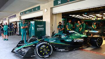 Fernando Alonso sale del box de Aston Martin.