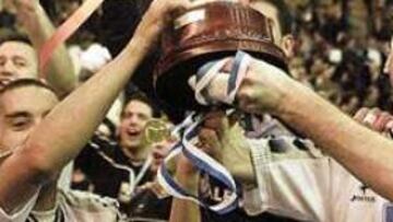 CAMPEONES. El Valencia vuelve a la Liga tras ganar la Copa.