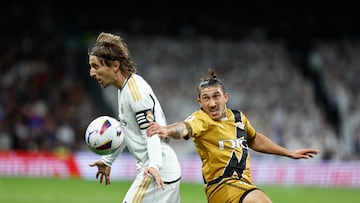 MADRID (ESPAÑA), 05/11/2023.- El centrocampista del Real Madrid Luka Modric (i) lucha con el uruguayo Alfonso Espino, del Rayo Vallecano, durante el encuentro correspondiente a la jornada 12 de LaLiga que Real Madrid y Rayo Vallecano disputan este domingo en el Santiago Bernabéu. EFE/Rodrigo Jiménez